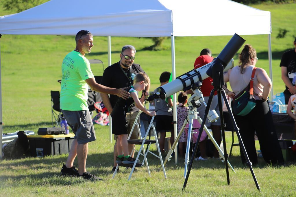 DesMoinesParks's tweet image. ⭐️Star Party
 Be an astronaut for the night and view the Perseid meteor shower through telescopes, learn about the sky up above, and party hard underneath the stars! Watch the movie Zathura: A Space Adventure at 8 PM on the big screen! 
 
📍 Ewing Park
📆 Aug 9 
⏰ 6 PM - 12 AM