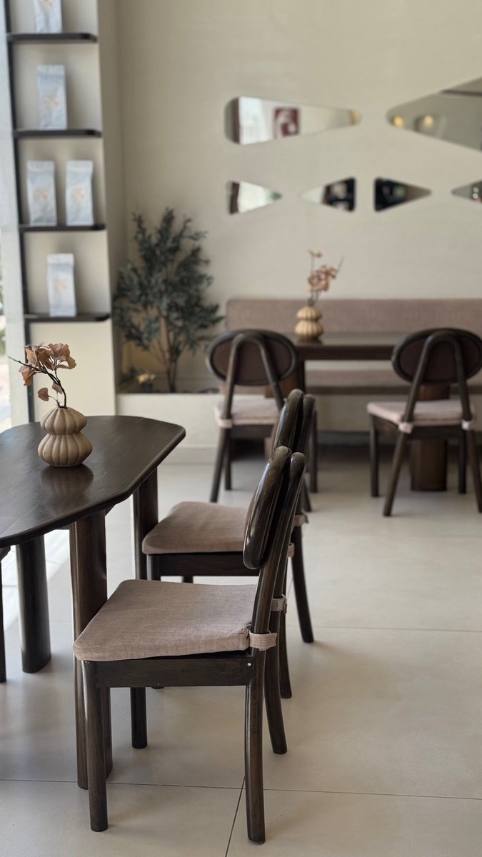 2lorm's tweet image. وأنا أشوف الثواني كل ما مرت معك ، تحلّو 
يطيب العمر بـ مقابل سنَا وجهك وضحكاته

وأنا اللي ودي أنطق قبل لا تمشي حبيبي توّ 
أحس الوقت تسبقني معك أحيان ساعاته❣️