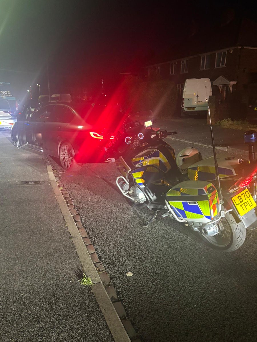 Trafficwmp's tweet image. #RCT and A-Unit #ANPRInterceptors spotted this cloned BMW travelling up the M5.
It failed to stop and was stung 3 times during the pursuit in which the vehicle drove dangerously.
All 4 occupants were arrested.
Vehicle was confirmed stolen during a burglary in #Walsall. 👍🏼