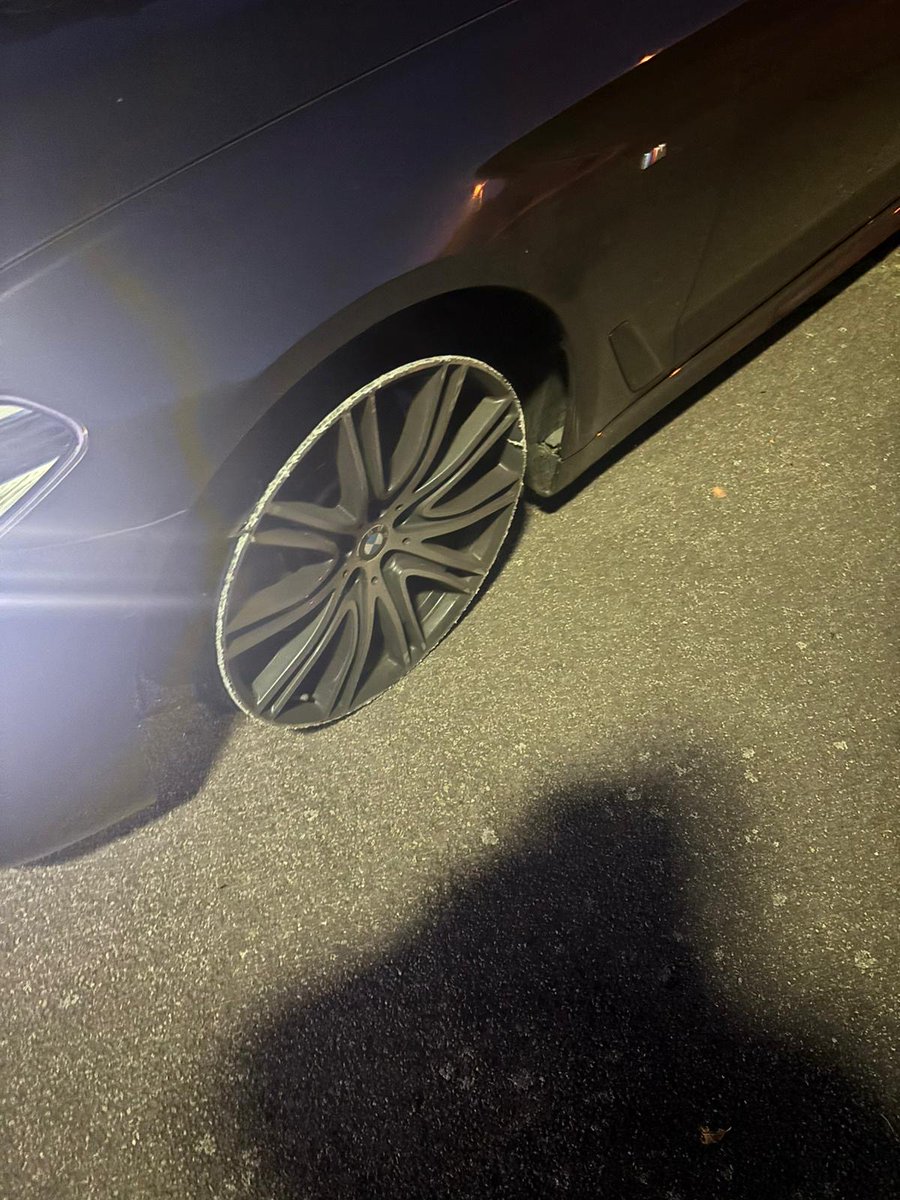 Trafficwmp's tweet image. #RCT and A-Unit #ANPRInterceptors spotted this cloned BMW travelling up the M5.
It failed to stop and was stung 3 times during the pursuit in which the vehicle drove dangerously.
All 4 occupants were arrested.
Vehicle was confirmed stolen during a burglary in #Walsall. 👍🏼
