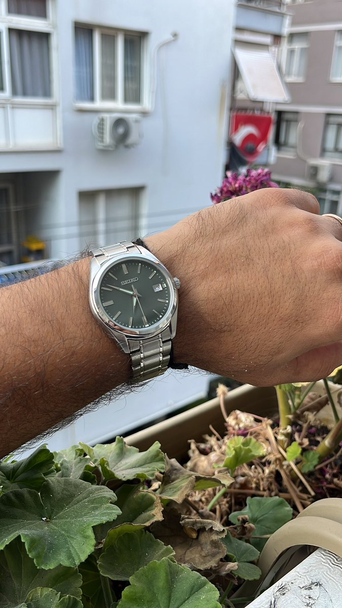 çok şık kullanışlı uygun fiyatlı. Ağırlığı tam ayarında. Günlük kullanım için ideal. Naçizane tavsiyemdir.  

Seiko SEIUR527P 40mm kordon çapı 8 mm kadran yüksekliği