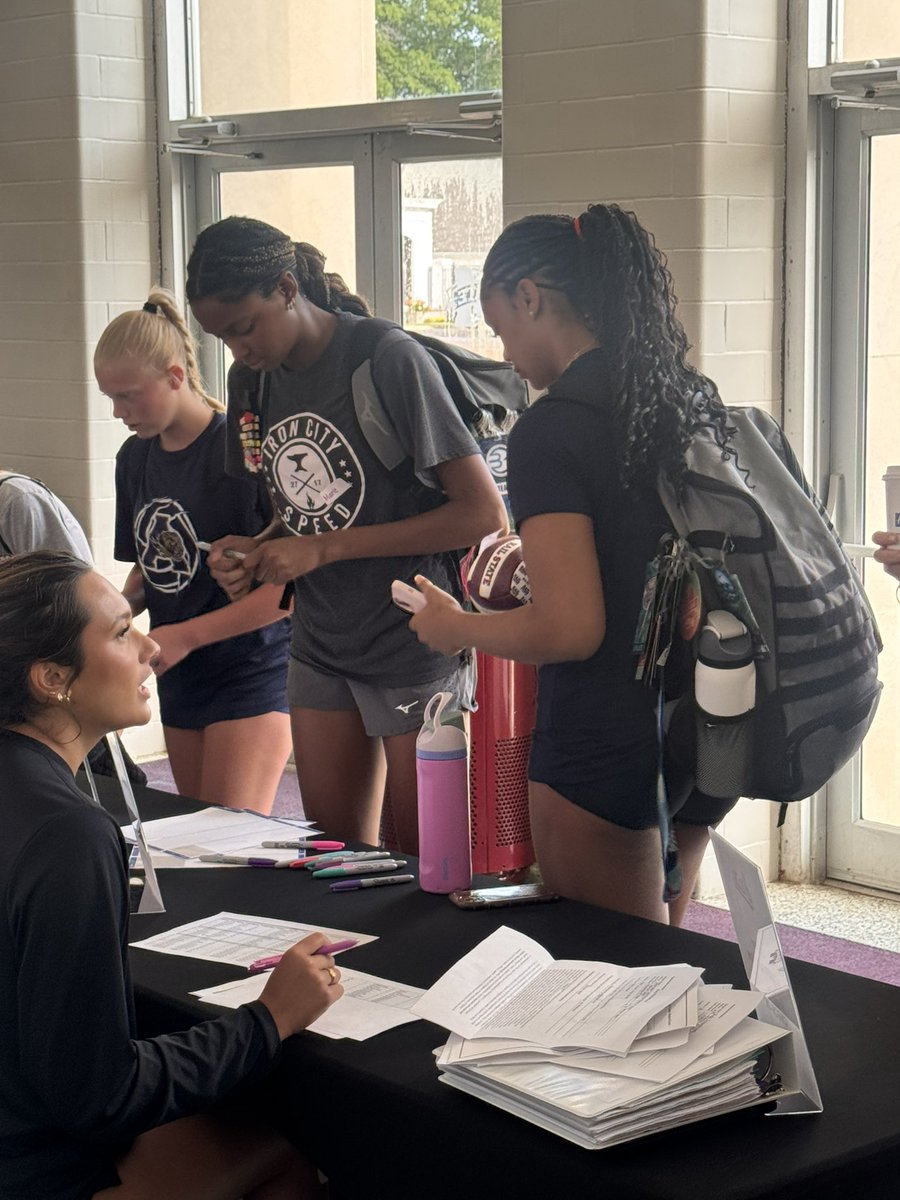 AvaRoberson_10's tweet image. 2 Days, 2 Camps, 2 Statesβ¦Enjoyed the @HailStateVB Camp! ππΆ #HailState #alabamaperformance