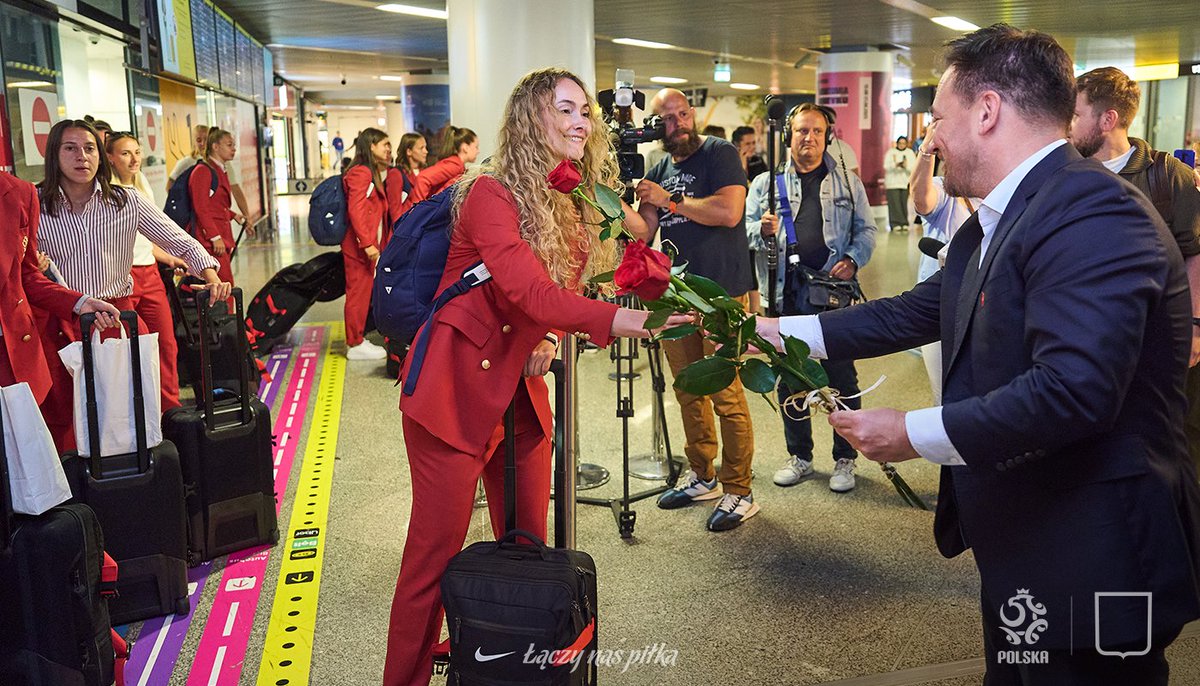 Łączy nas piłka kobieca (@laczynaskobieca) on Twitter photo Nasze piłkarki są już w Polsce! 🇵🇱
Na <a href="/ChopinAirport/">Chopin Airport, WAW</a> powitał je Sekretarz Generalny PZPN <a href="/LukasWachowski/">Łukasz Wachowski</a> oraz kibice. 💐
#CzasNaNasząHistorię #WEURO2025 Nasze piłkarki są już w Polsce! 🇵🇱
Na <a href="/ChopinAirport/">Chopin Airport, WAW</a> powitał je Sekretarz Generalny PZPN <a href="/LukasWachowski/">Łukasz Wachowski</a> oraz kibice. 💐
#CzasNaNasząHistorię #WEURO2025