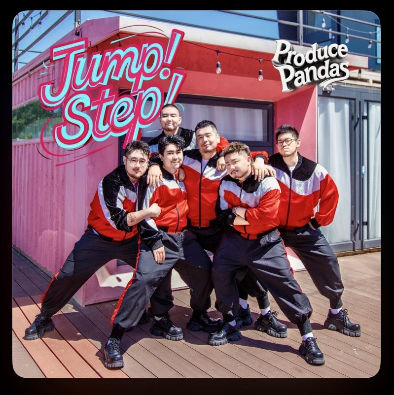 ichihirou's tweet image. 新曲ジャケットの衣装･･･これはエモすぎる。曲はポップで楽しく多彩でキラキラしてるのに、なんだか感動しちゃった。ほろり、、

もうすぐ5周年。本当におめでとう！

18時公開のダンス動画や、いずれ公開されるはずのMVが楽しみ過ぎる🐷🔮🌵🍊🍚🐳
#熊猫堂 #ProducePandas