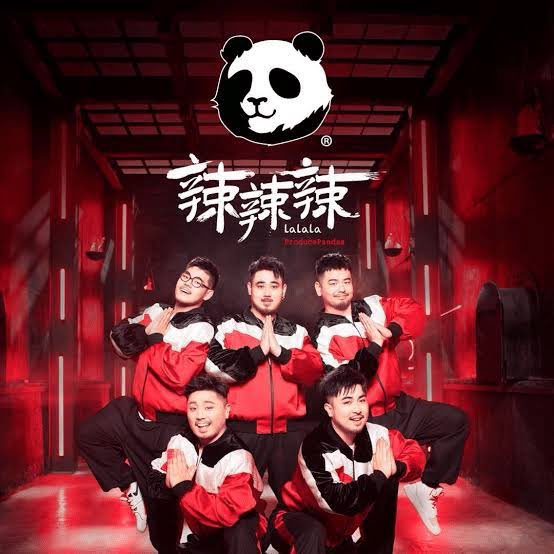 ichihirou's tweet image. 新曲ジャケットの衣装･･･これはエモすぎる。曲はポップで楽しく多彩でキラキラしてるのに、なんだか感動しちゃった。ほろり、、

もうすぐ5周年。本当におめでとう！

18時公開のダンス動画や、いずれ公開されるはずのMVが楽しみ過ぎる🐷🔮🌵🍊🍚🐳
#熊猫堂 #ProducePandas