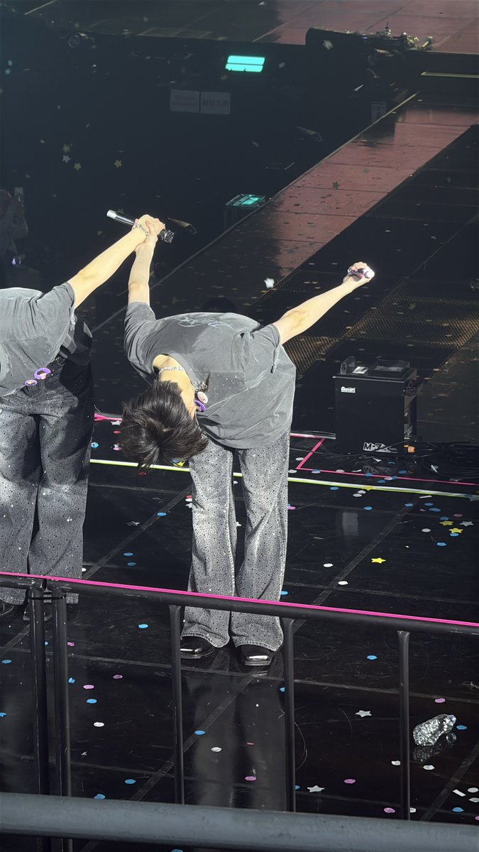 영원히 손 번쩍들고 꾸벅인사하기..