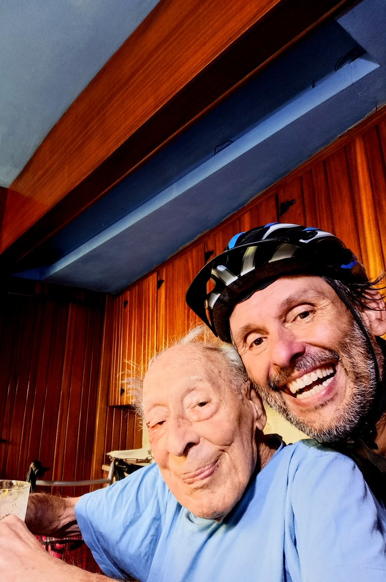 Ahí está Ricardo Vigón Telenti, un año más desde 1928, para llegar hoy a los 97 sonriente y con la ilusión de ver ganar esta tarde a <a href="/carlosalcaraz/">Carlos Alcaraz</a> en la F de #Wimbledon como el año pasado, intacta su pasión por el #Tenis, inmenso mi amor por él ❤️