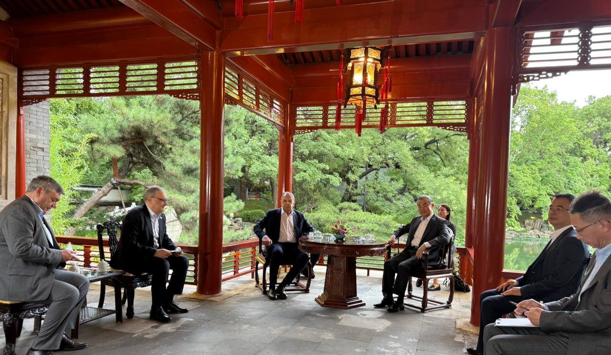 Horseface Lavrov is in Beijing meeting with his counterpart Wang Yi. 

#OSINT #UkraineRussiaWar