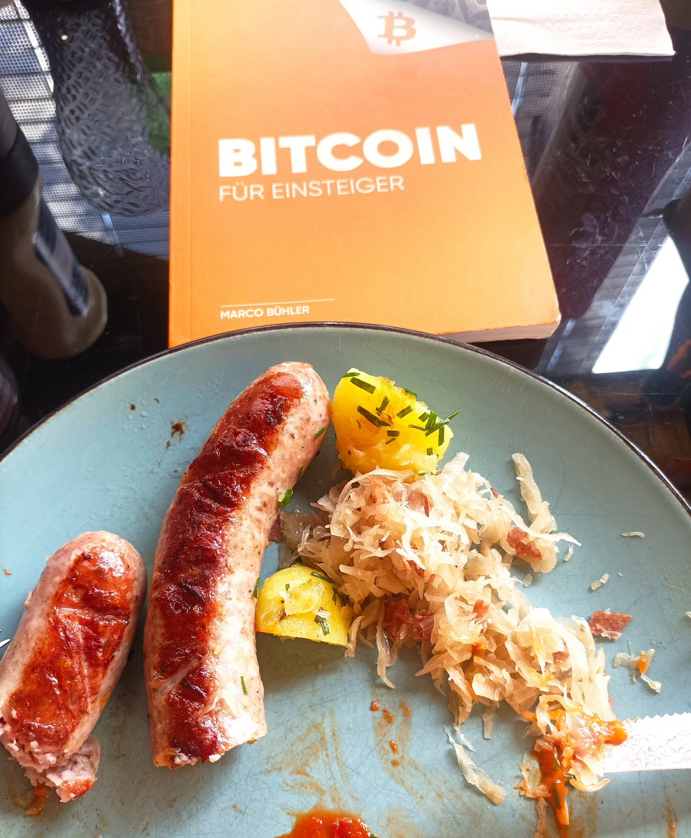 MoisslC's tweet photo. Bratwurst essen und bitcoiner sein, ja das gibt's auch😉 @sunnydecree https://t.co/0ESLz6BrI2