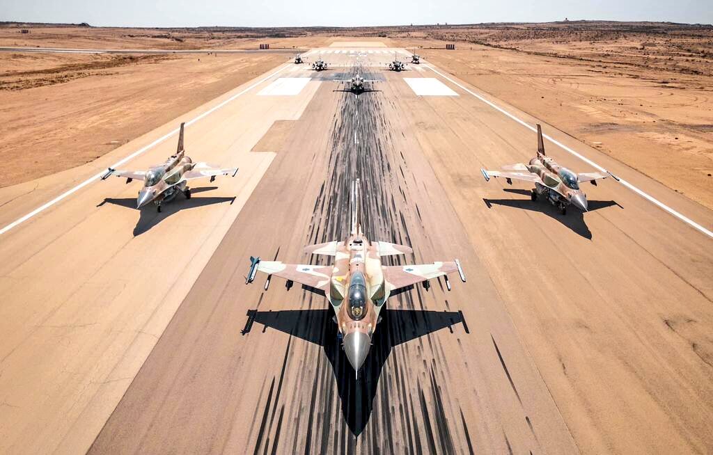 آب زنید راه را    هین که نگار میرسد
قاتل ظلم و سرکشی   از آسمان میرسد
تیر روانه می‌رود   سوی نشانه می‌رود
رژیم ننگ بشری    سوی زباله میرود