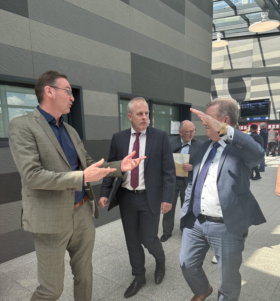 SeanCanney's tweet image. 🚝 Delighted to visit Limerick Colbert Train Station this week for the first time since my appointment to the role of Minister for International and Road Transport, Logistics, Rails and Ports.
Great to see recent upgrade works firsthand and hear updates about future plans.
