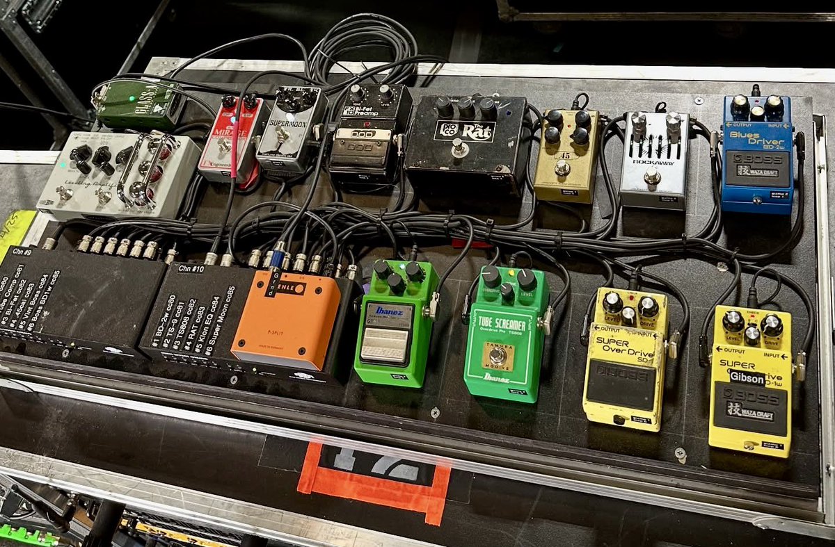 Keith Urban’s pedal board. 🎸🎛️🎛️🎛️🎛️
