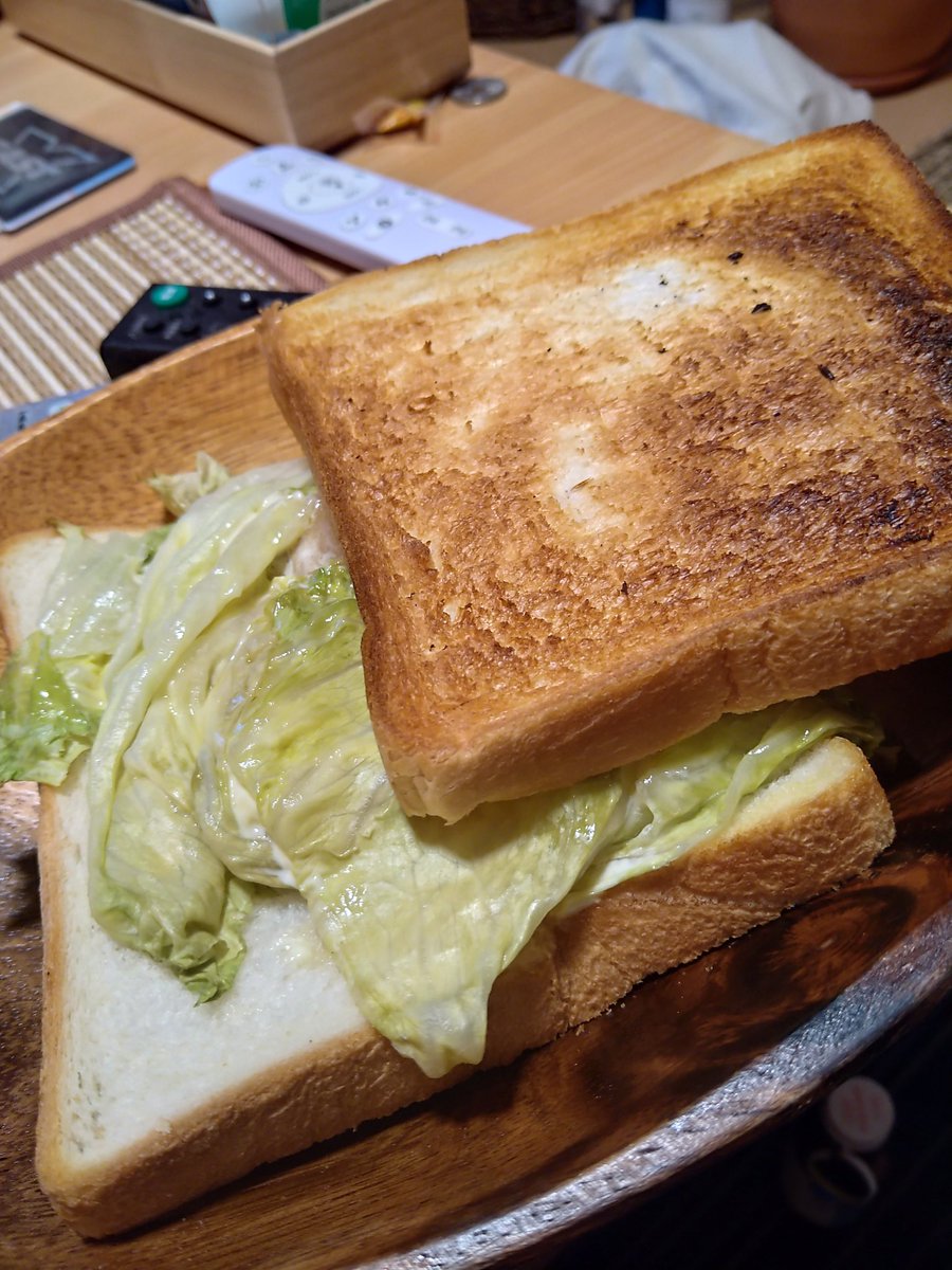 Tapioka_Mijyu's tweet image. よるごはん　しょくぱんはちきれにまい　とりにく　れたす　まよねーず