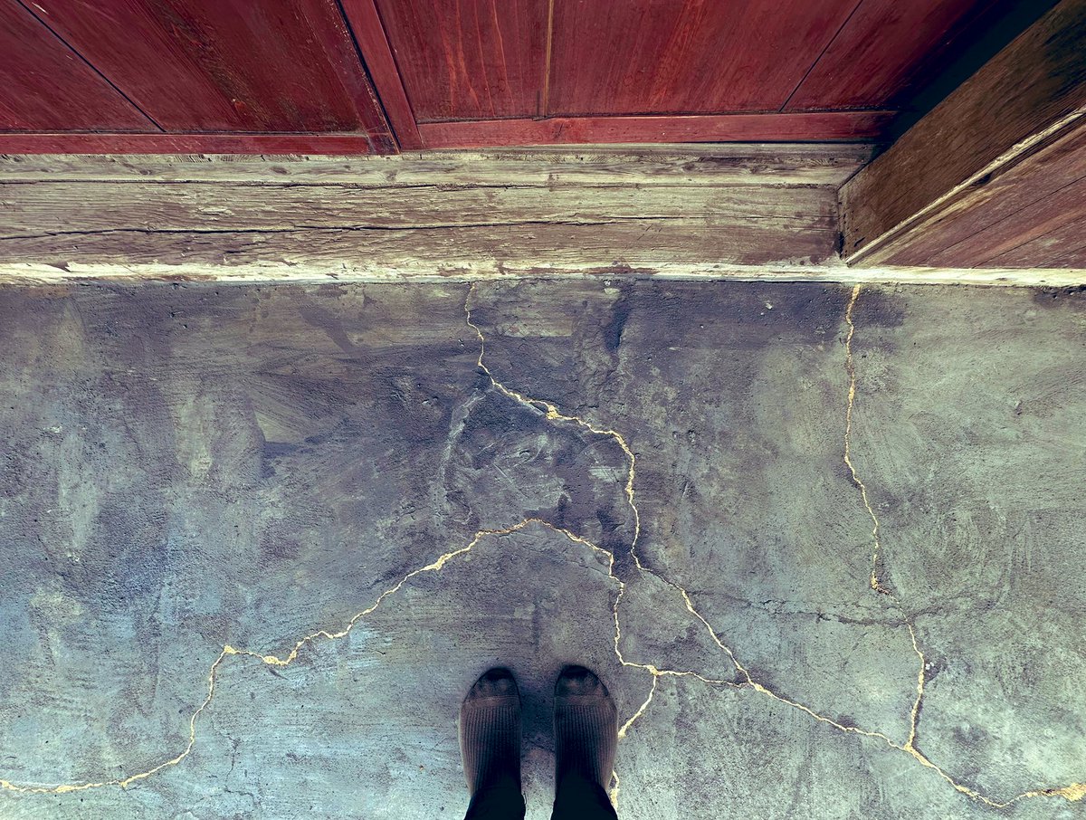 美しく割れた土間を金継ぎ。