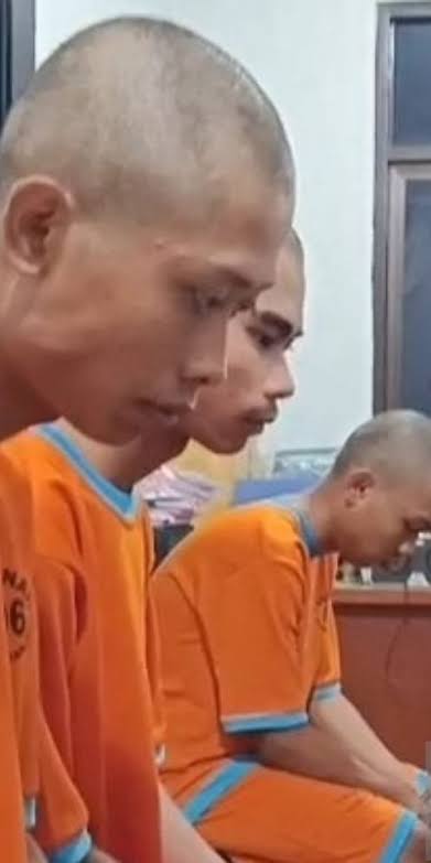 BIADAB!
Anak dibawah umur Diperkosa 12 Orang selama Empat Hari.

10 Ditangkap, Dua Orang Masih Buron, 4 dari 12 Pemerkosa berstatus Pelajar (12/7/2025)
📍Cianjur, Jawa Barat.

📷 : Tampang Pelaku