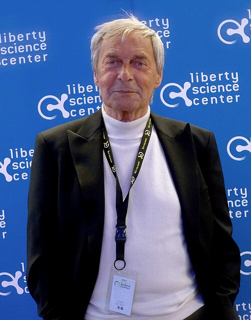anhonestcon's tweet image. On this day in 1944, Ernő Rubik was born to challenge other human beings, first as a faculty member pushing students forward in architecture & design, and then as an inventor, tormenting millions with is eponymous Cube, followed by Rubik's Snake, Magic and 360. #OTD