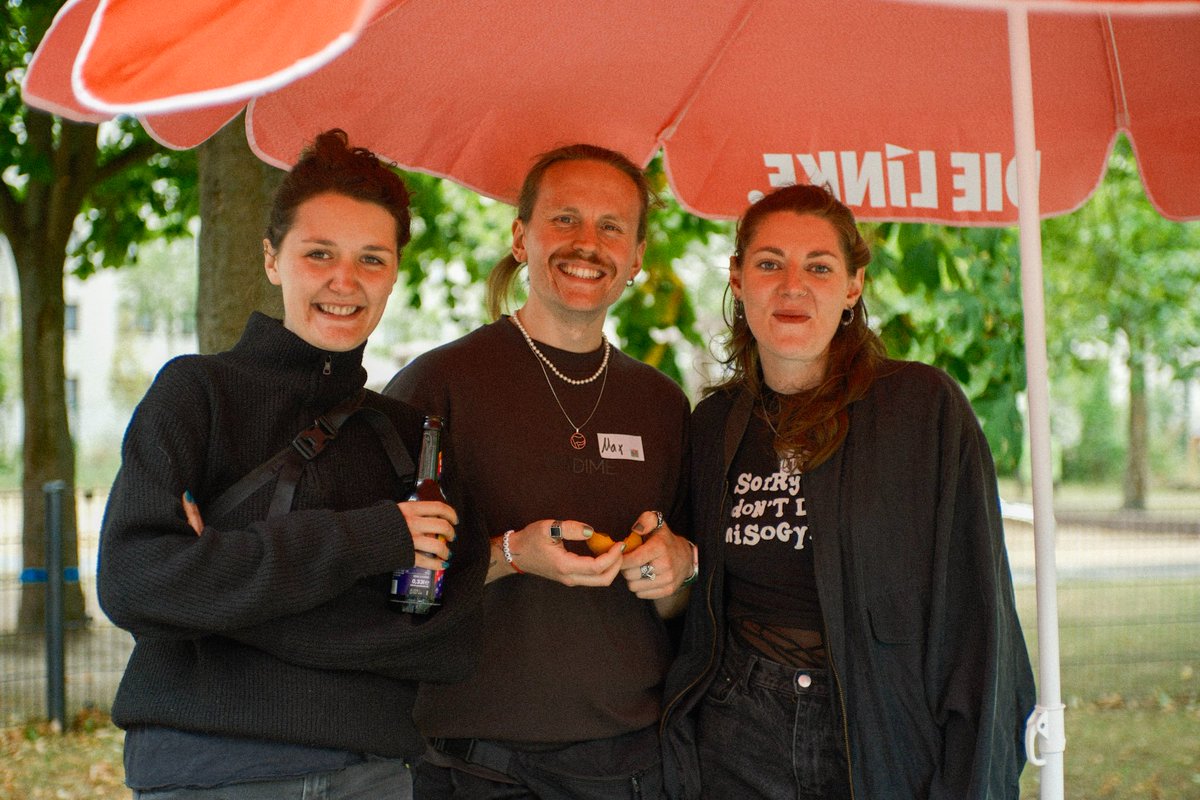 DIE_LINKE_MaHe's tweet image. Sommerempfang zusammen mit der @LinksfraktionMH
& @die_gennburg in #Hellersdorf. Vielen Dank an alle, die es trotz 🌧 zu uns geschafft haben. Das war ein schöner Abend mit Essen, Getränken, guten Gesprächen und 🎶 von der sogenannten anarchistischen Marktwirtschaft. 👏 #MaHe