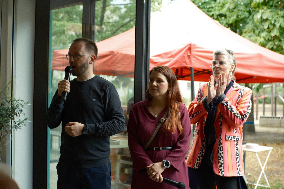 DIE_LINKE_MaHe's tweet image. Sommerempfang zusammen mit der @LinksfraktionMH
& @die_gennburg in #Hellersdorf. Vielen Dank an alle, die es trotz 🌧 zu uns geschafft haben. Das war ein schöner Abend mit Essen, Getränken, guten Gesprächen und 🎶 von der sogenannten anarchistischen Marktwirtschaft. 👏 #MaHe