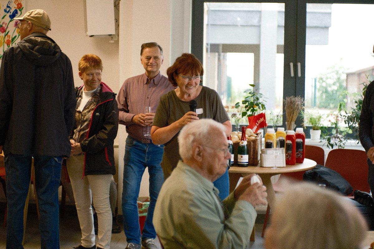 DIE_LINKE_MaHe's tweet image. Sommerempfang zusammen mit der @LinksfraktionMH
& @die_gennburg in #Hellersdorf. Vielen Dank an alle, die es trotz 🌧 zu uns geschafft haben. Das war ein schöner Abend mit Essen, Getränken, guten Gesprächen und 🎶 von der sogenannten anarchistischen Marktwirtschaft. 👏 #MaHe