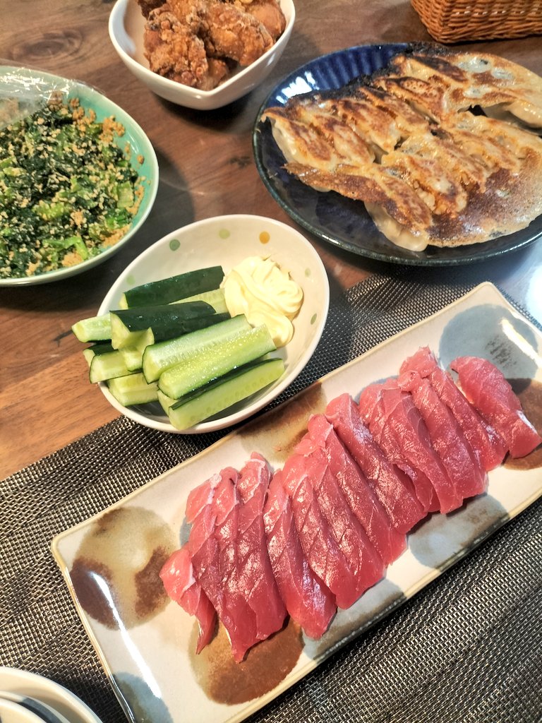 ヤル気出ないので今夜は冷凍餃子やらお惣菜唐揚げを並べた
(⁠◔⁠‿⁠◔⁠)
天然ミナミマグロの中トロサクは半額で即決✨
マグロはクロよりミナミが魚ぽくなくて好み♡