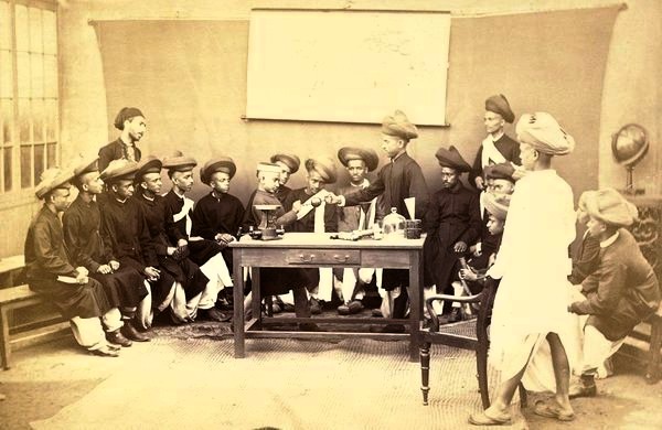 Gujarat History (@gujarathistory) on Twitter photo 152 years old photo of students of a class of Elphinstone High School of Mumbai was taken in 1873 AD. 152 years old photo of students of a class of Elphinstone High School of Mumbai was taken in 1873 AD.