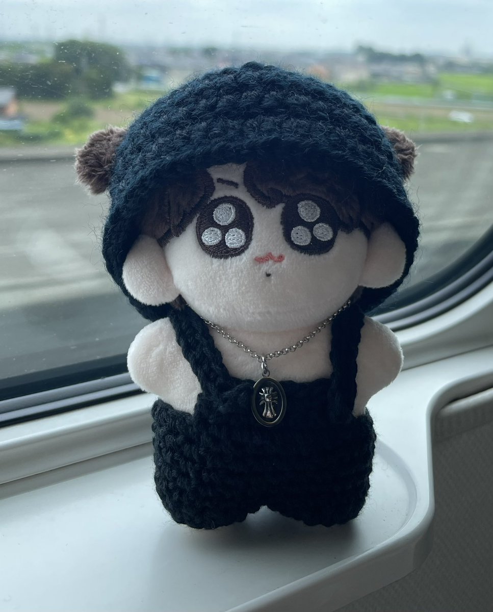 【拡散希望】
ぬいぐるみを探しています！

日付：7月12日（土）14:15〜14:30頃
場所：東京駅 東北新幹線ホームから東海道新幹線ホーム 

画像の装いで
水色の縁のクリアポーチに入っていると思います。とっても大切な子です。お心当たりのある方、DM頂けると幸いです🙇🏻‍♀️
 #落とし物