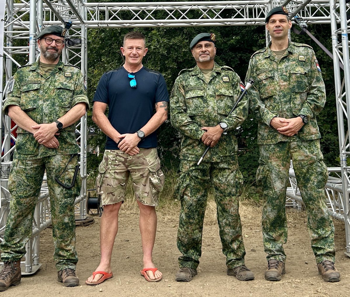 The_RE_LE's tweet image. Camp Heumensoord has officially been opened by commander Lieutenant Colonel Jakob Feenstra during the @4daagsenijmegen flag parade.
I was delighted to meet & chat with the commander, who has so warmly welcomed all participants by raising the flags of all 36 participating…