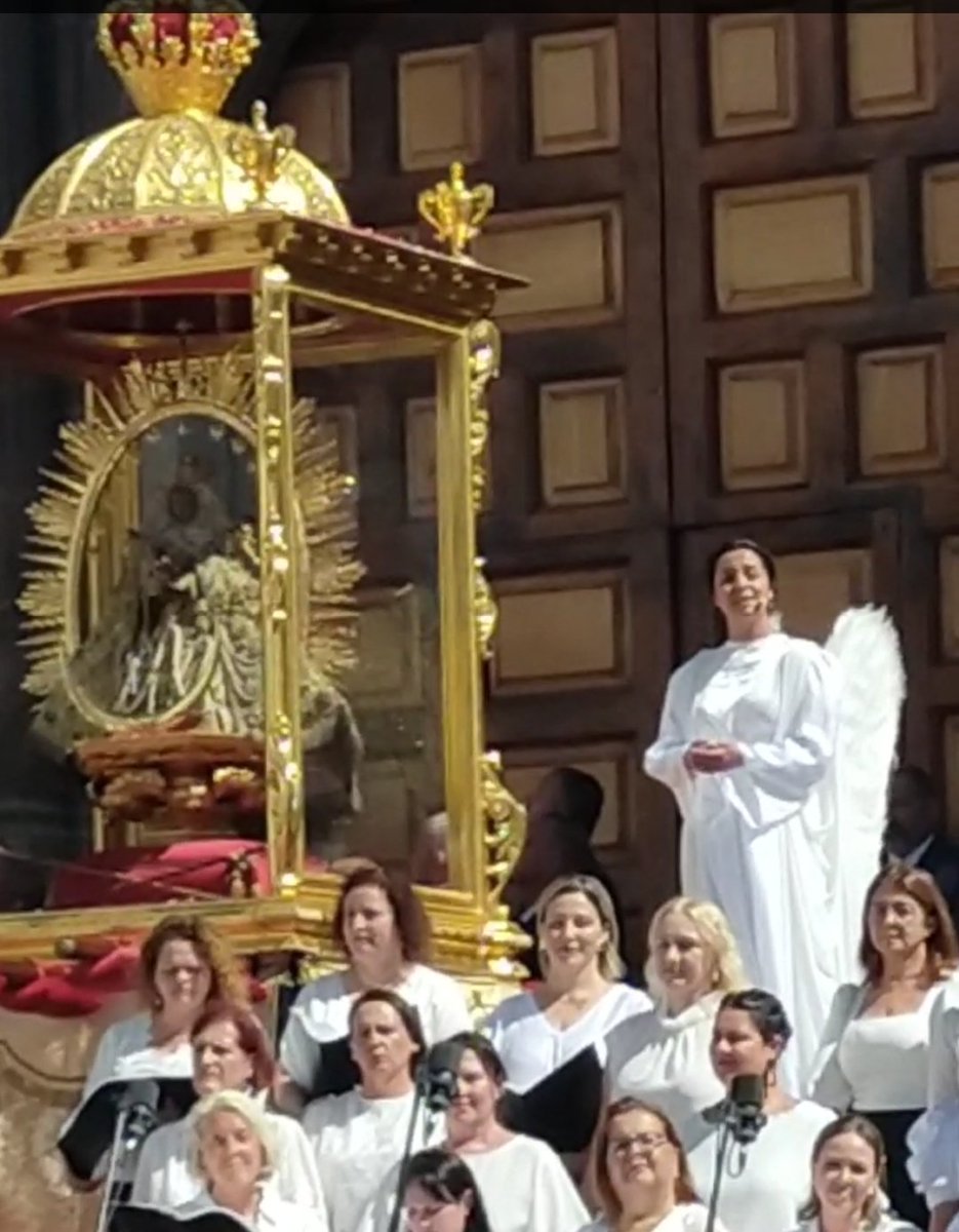 Toniovetpath's tweet photo. Hoy día grande en LA Palma y su bajada de la Virgen de Las Nieves. 
Nuestro ángel Cristina Lozano (palmera ULPGC) y nuestra @ULPGC y nuestro Rector, Luis Serra, hoy con todos nosotr@s. Gracias ULPGC https://t.co/kjatC6Y56D