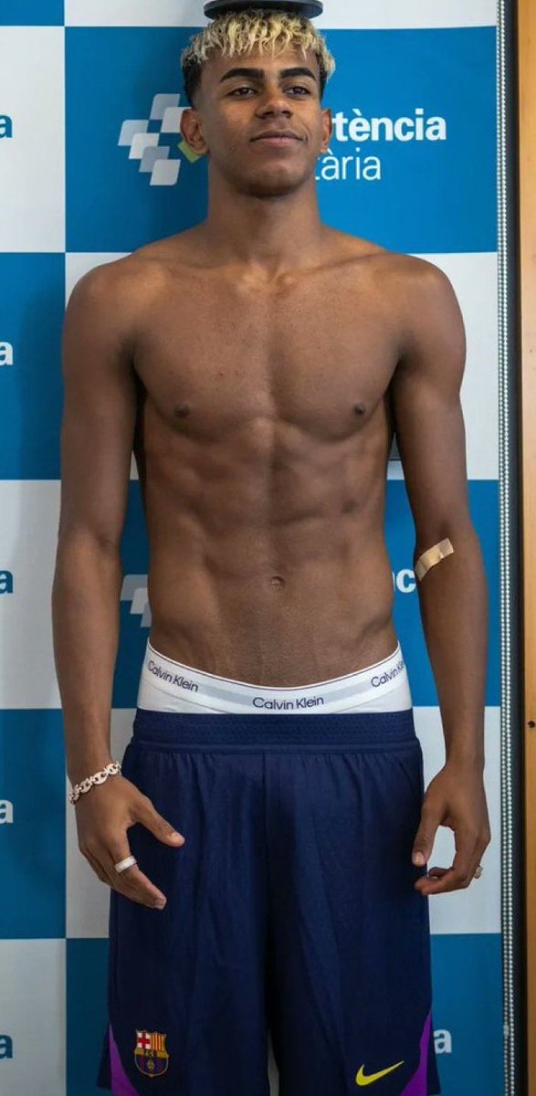 Quero que o gostoso do #Lamine faça uma campanha de cuecas da #Calvinklein urgentemente ☺️🔥🍆