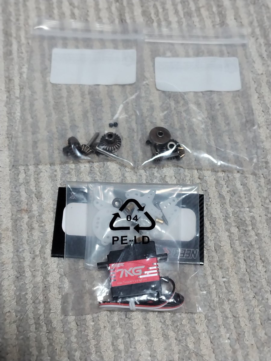 Dropout205's tweet photo. さぁ~やっとギアが届いたので
C74を治せるぞ~
実は2駆になっちゃってるC74
下に映ってるサーボは……内緒w
(≧∀≦)
#RCアドベンチャーパークRoots
#wplc74
#RAYWOOD https://t.co/VLSrR6zdSY