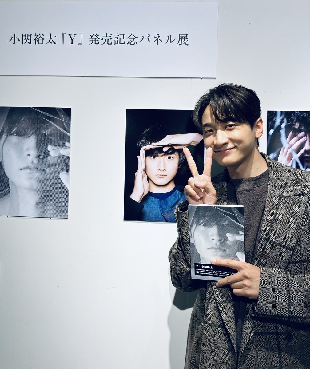 wanibooks_3's tweet image. 【#小関裕太 アーカイブブック『Ｙ』】
押印会@福岡にご参加いただいた皆様ありがとうございました！
小関さんは「初六本松！」と嬉しそうでした🤗
引き続き本の感想もお聞かせくださいね📕
#喜びのイェーイなY #ピースの形もY #福岡 #パネル展前でパシャリ #残すはオンライントーク会  #seeYou