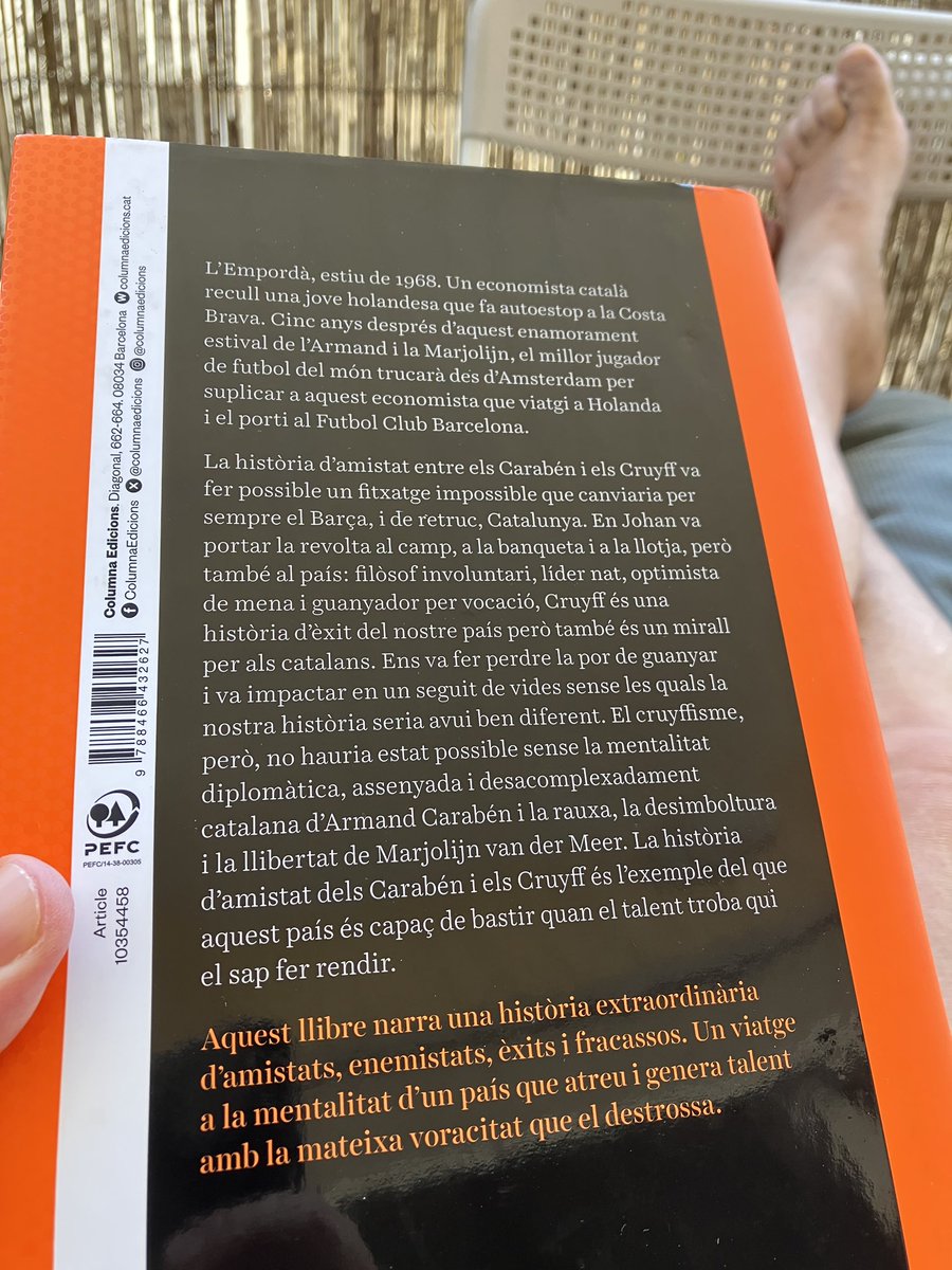 Com és que el millor futbolista del món, el 1973, amb 2 Pilotes d’Or i amb 3 Copes d’Europa seguides, decideix canviar un Ajax tot poderós per un Barça que no ha guanyat mai la Copa d’Europa i que fa 14 anys que no s’endu ni tan sola la Lliga? Magnífica història de <a href="/RamonPique/">Ramon M. Piqué</a> 👏🏻