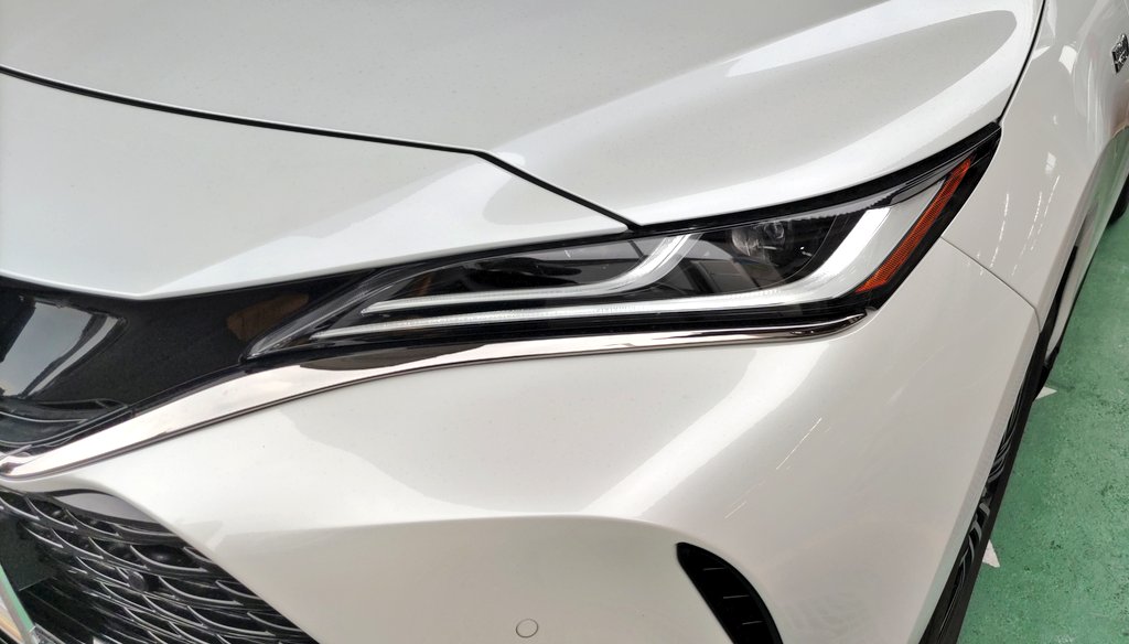 ハリアーZLP ナイトシェードとPHEVの普通のヘッドライト