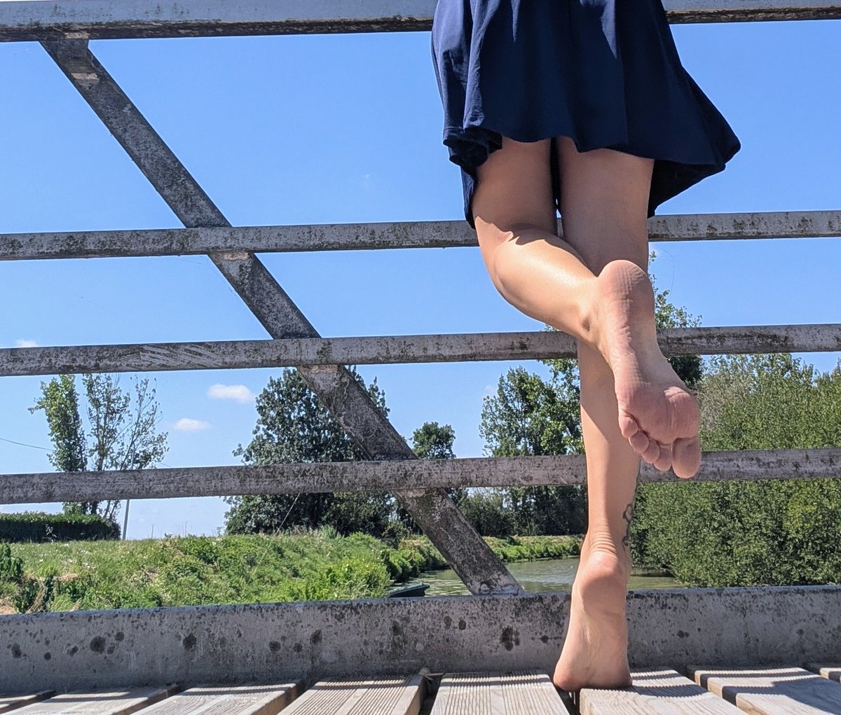 LabelleplanteX's tweet photo. La brise soulève ma robe, mon pied se lève… et ton imagination fait le reste 💙👣
Pour ceux qui veulent voir au-delà de la carte postale… tu sais où me trouver.
Je publie tous les jours sur MYM. Ne sois pas timide…
#foottease #bluedress #dailyfeet #MYMlinkinbio #barefootbabe https://t.co/TJCu7aS4Gj