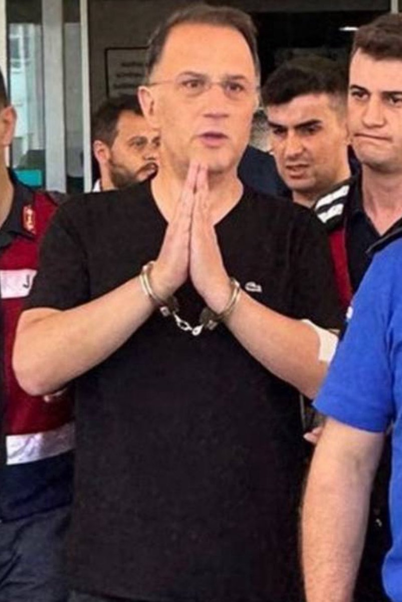 Anjiyodan çıkmış,çeşitli sağlık sorunları yaşayan ve halen Beylikdüzü Belediye başkanı olan Murat Çalık'a tıbbi müdahale sonrası kelepçe takılması,hukuk ve insan onuruyla bağdaşmaz.
Mevzuatımız,uluslararası düzenlemeler bu halde kelepçeye izin vermez.
Bu haksız uygulamanın