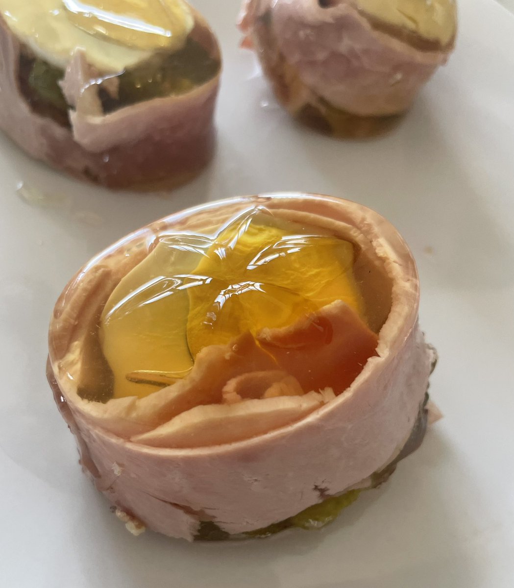 laurentrbet's tweet image. 🇫🇷 French food throwback 🇫🇷
Just had lunch with my mom and we argued about who on earth still eats this?!
I’m pretty sure most French folks over 40 will recognize it…
But what about my American friends? Any guesses?
#FrenchFood #Aspic #FoodThrowback #WhatIsThis