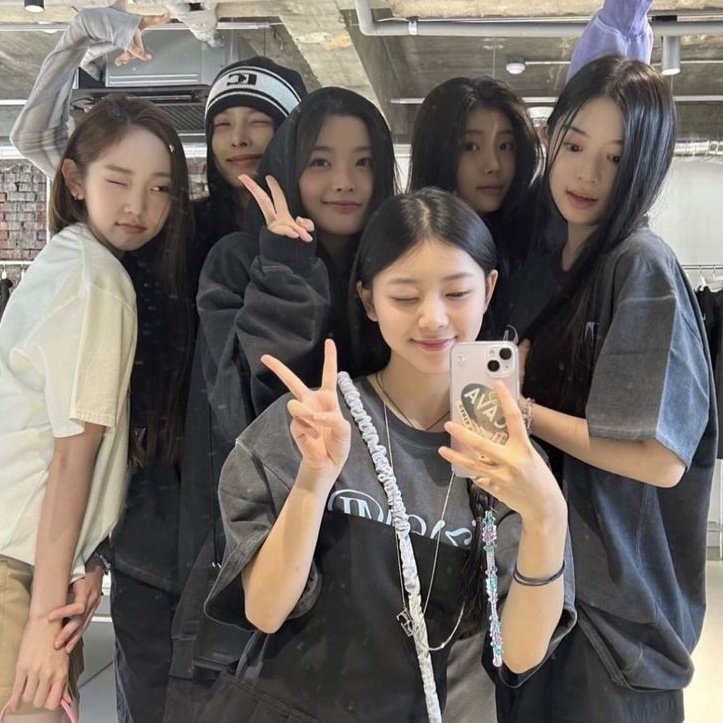 illieseom's tweet image. Some of YOUNGSEO and ILLIT crumbs this year; 🫶🏻

OUR I’LL-IT FAMILY 🥹