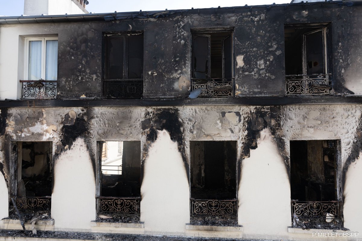 PompiersParis's tweet photo. [🚨#Intervention] Ce matin, vers 08h00, les sapeurs-pompiers de Paris sont intervenus pour un violent feu de niveau à #Paris11.

🚒 3 lances, dont une diphasique, ont été nécessaires pour venir à bout du sinistre.

🔴 1 sauvetage a été réalisé au moyen d'une échelle à main. https://t.co/mdR5AyDFia