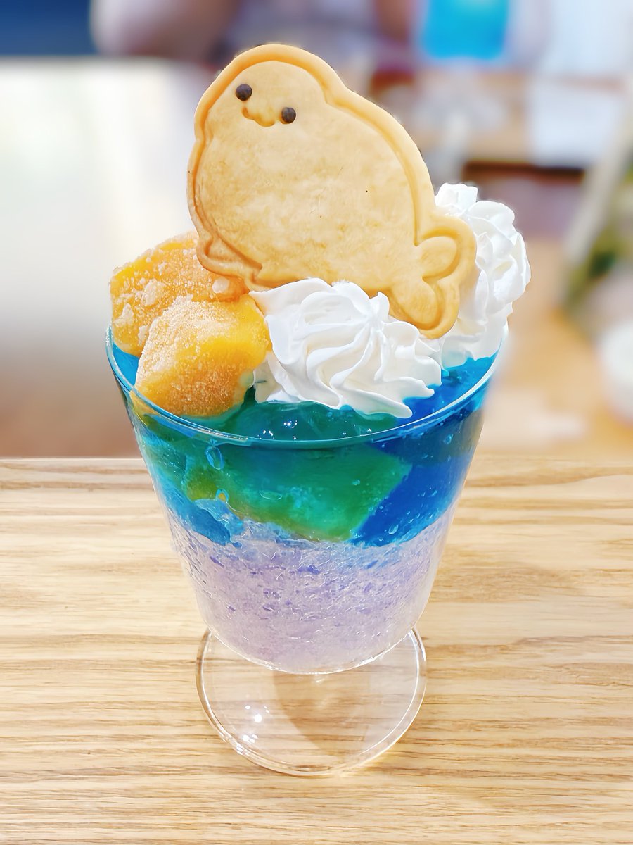 phocazarashi's tweet image. 猫田博人展を見に、ウッドチャックさん(@tea_woodchuck )に行きました!
素敵な原画を眺めながらハーブティやスイーツをいただいてきました!
コラボメニューが美味しすぎておかわりを買って帰ってきました☺️
天気痛に効くハーブティも買ったので、明日からの低気圧にはこれで勝てる💪🦭