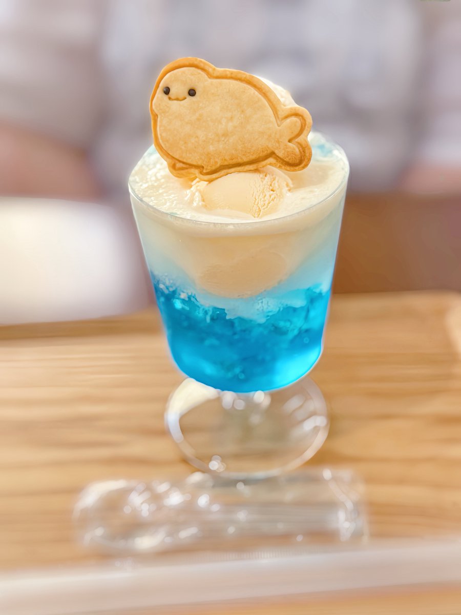 phocazarashi's tweet image. 猫田博人展を見に、ウッドチャックさん(@tea_woodchuck )に行きました!
素敵な原画を眺めながらハーブティやスイーツをいただいてきました!
コラボメニューが美味しすぎておかわりを買って帰ってきました☺️
天気痛に効くハーブティも買ったので、明日からの低気圧にはこれで勝てる💪🦭