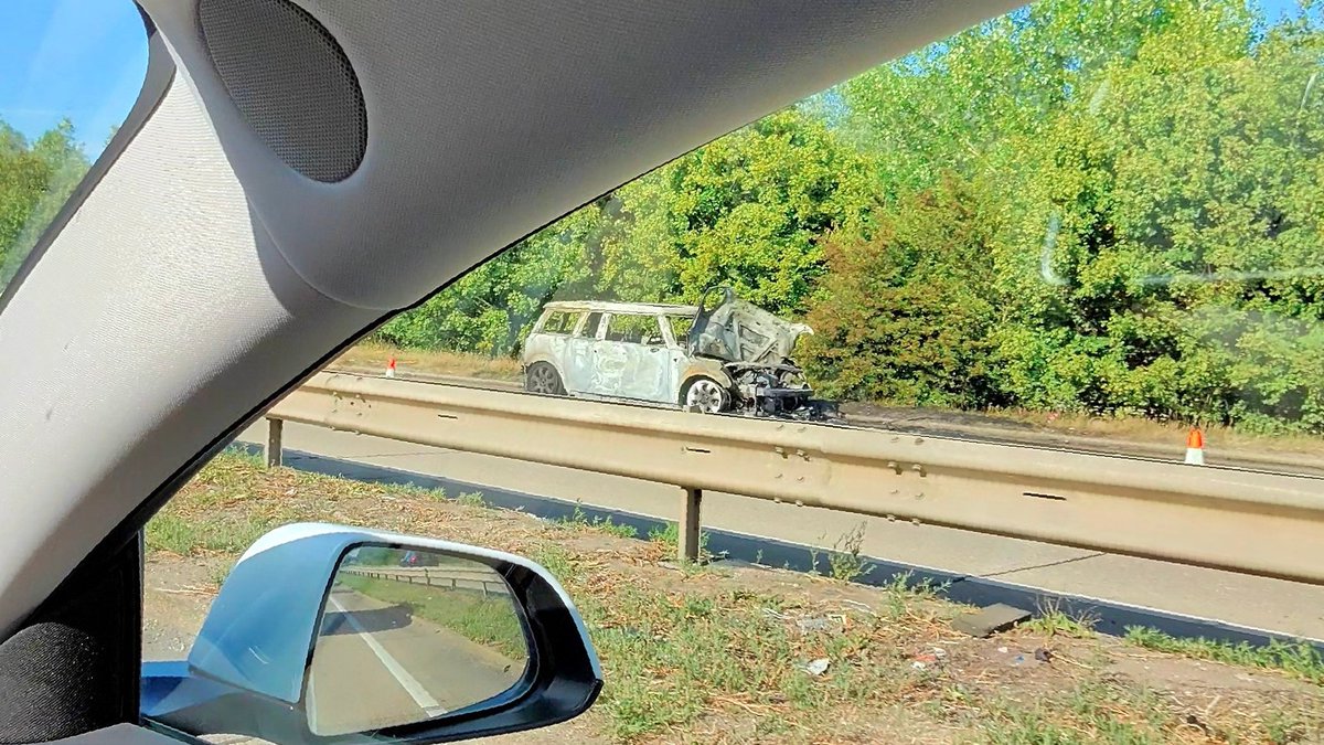 ~300 mile drive yesterday, saw two Lotus Emiras including one in the gorgeous Seneca Blue 🤤, and two TVRs. Both broken down. 😭 Also saw a Ferrari 512, man they look tiny nowadays! This incident did not help the traffic going the other way on the way home...