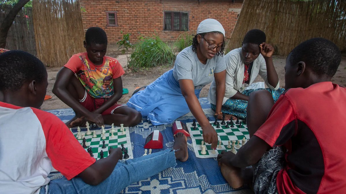 PeaceCorps's tweet image. When Susan was nine, Peace Corps Volunteers gave her sister a chessboard as a prize for excelling at math. ♟️

That single board sparked Susan&apos;s love for chess and soon she and her friends bought boards for their school using the little money they had. Today, she’s introduced…