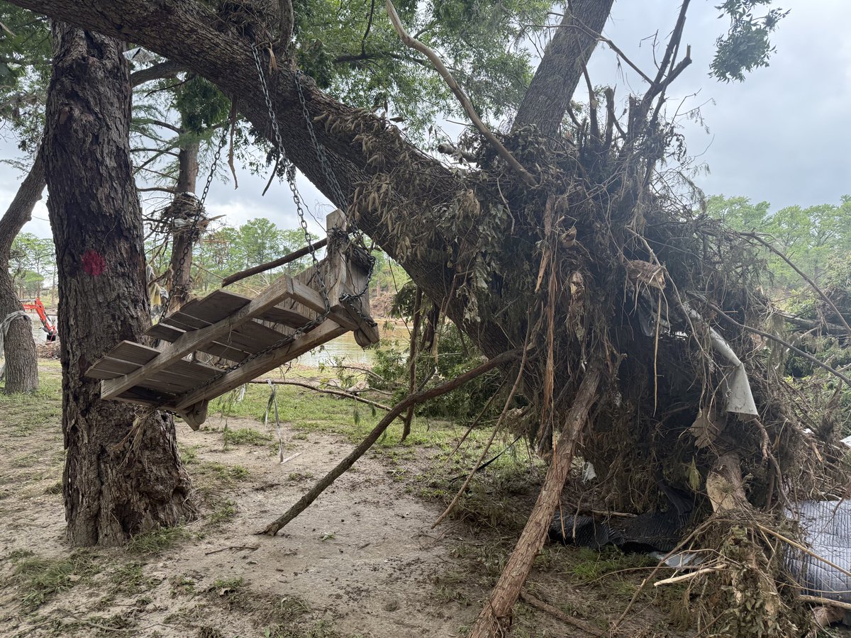 m3_melody's tweet image. Day 9/10 TX
It’s hard to explain just how much respect I have for these first responders from all over TX as well as the bad-a## chainsaw team from Mexico City
Yesterday was bittersweet as effective recovery efforts persist
The prayers will be needed for their healing