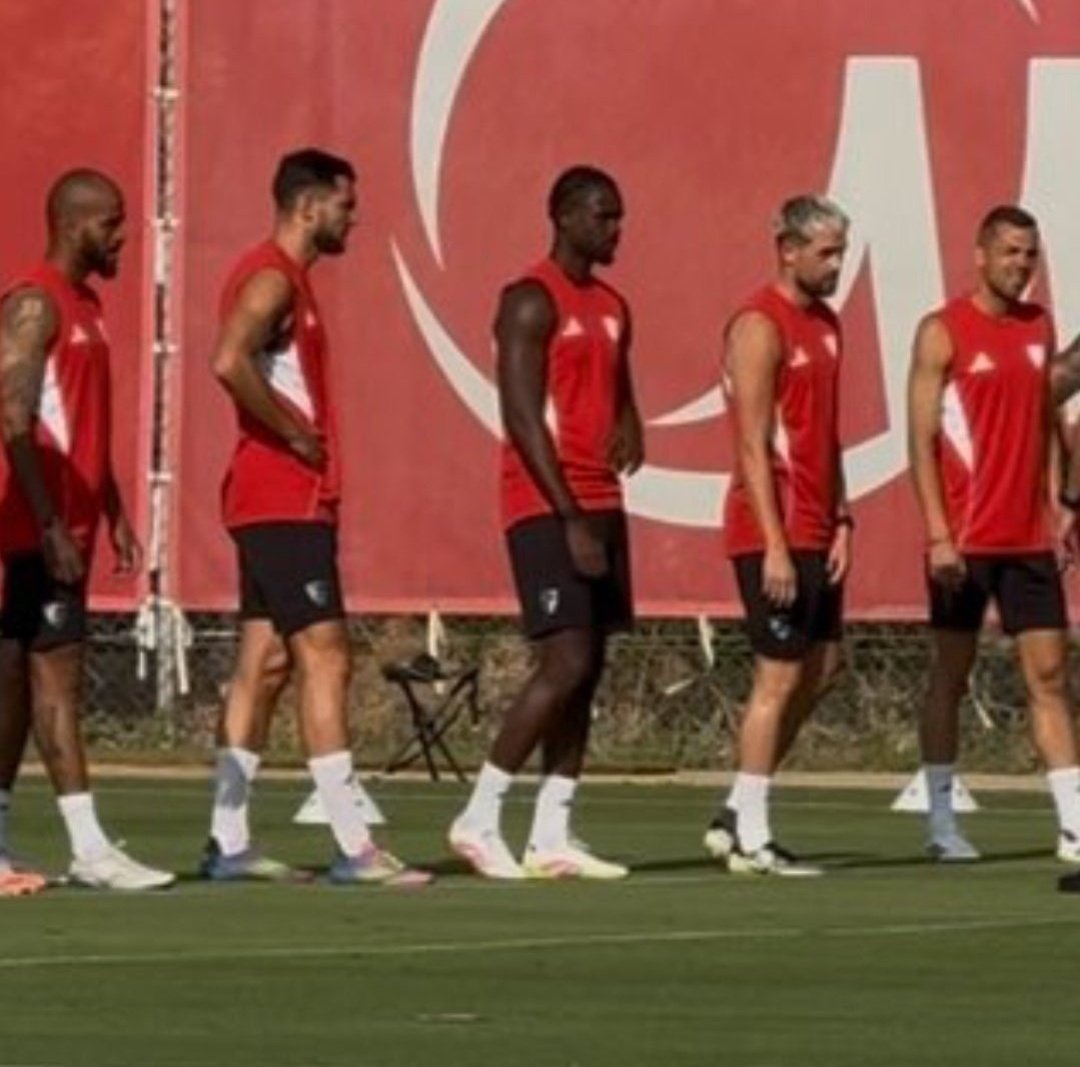 En este Sevilla sobran jugadores que no han demostrado nada y cuestan un pastizal...
Fuera de Sevilla 'jugadores mercenarios'