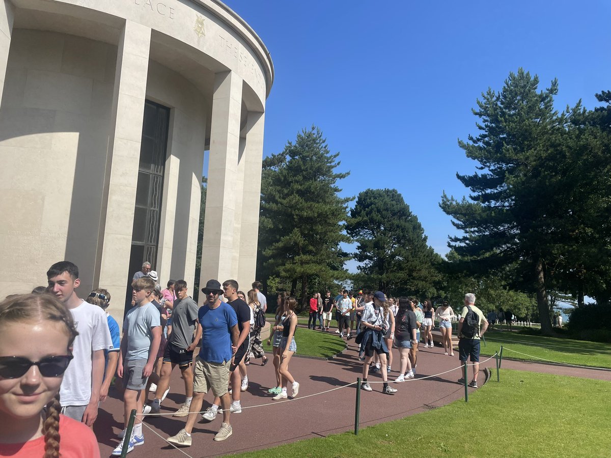 bowen_mme's tweet image. A quick stop at the American cemetery. Merci Miss Malcolm for a quick history lesson. @BedwasLanguages @bedwashighsch
