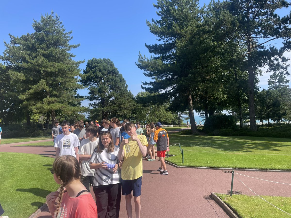 bowen_mme's tweet image. A quick stop at the American cemetery. Merci Miss Malcolm for a quick history lesson. @BedwasLanguages @bedwashighsch