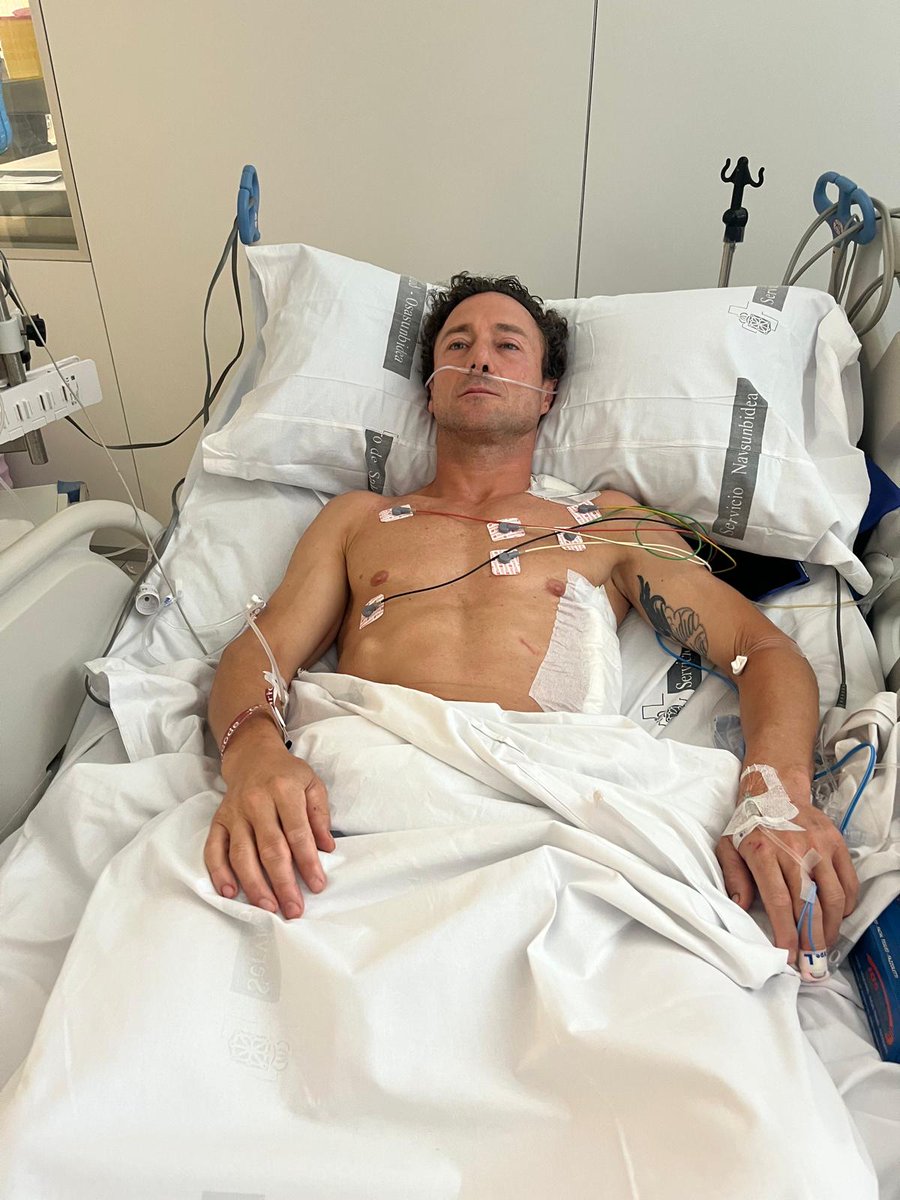 ÚLTIMA HORA

 "Rafaelillo" permanece ingresado en la UCI del Hospital Universitario. Se le han diagnosticado 8 costillas fracturadas: siete en el lado izquierdo, algunas de ellas dobles y una más en el lado derecho. Además se confirma el neumotorax que le obliga a estar entubado