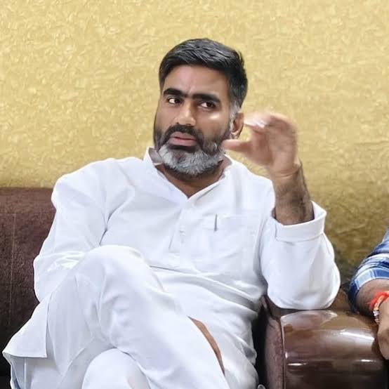 मेरठ यूनिवर्सिटी से अखिलेश प्रधान को राजनीति में खींच लाए, प्रधान आक्रामक नेता हैं किंतु जिम्मेदार, मर्यादित आचरण वाले,समाज के मुद्दे पर एक टांग पर खड़े होने को तैयार,और मिलनसार इतने कि कोई प्रेम से चाय पर आमंत्रित कर दें तो 500 किमी प्रधान आ जाए