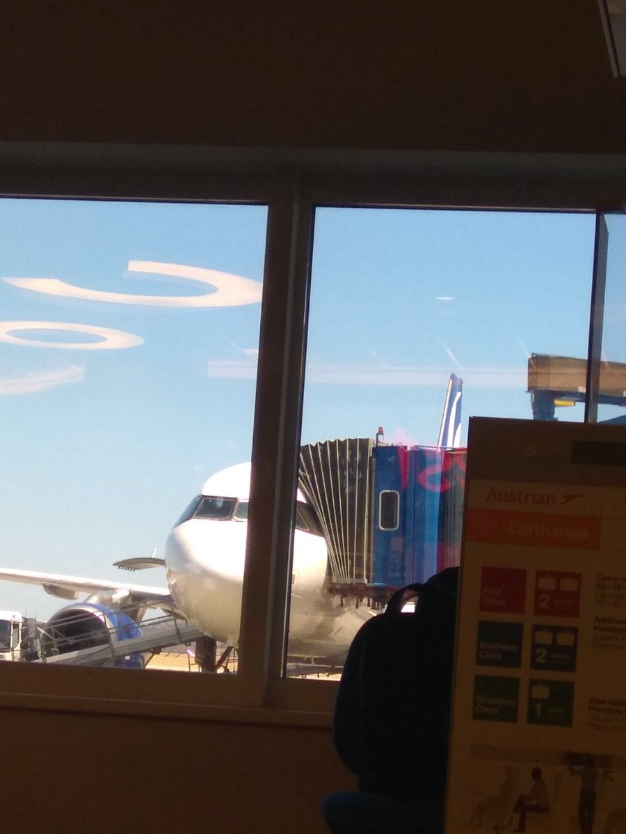 🇬🇧
In ONE HOUR we depart :))))
I'll be waving Greece goodbye from the sky heading to Croissantladland(tm)

🇫🇷
Dans UNE HEURE on embarque :))))
Je vais dire au revoir à la Grèce depuis le ciel et je vais au Pays-Des-Croissants(tm)