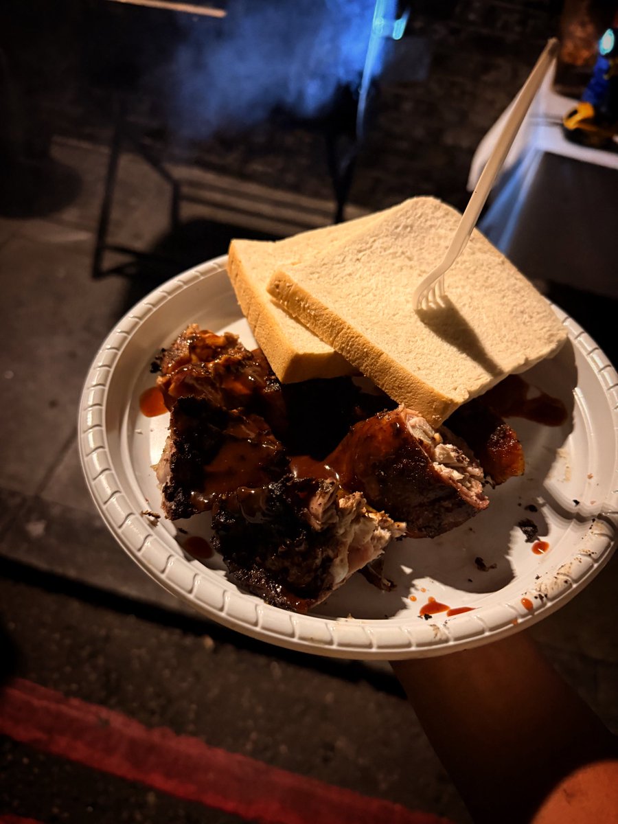 sonosuke20's tweet image. 深夜3時のロンドンの高架下で煙モクモク出しながら売ってたジャークチキン屋台が美味しすぎた。